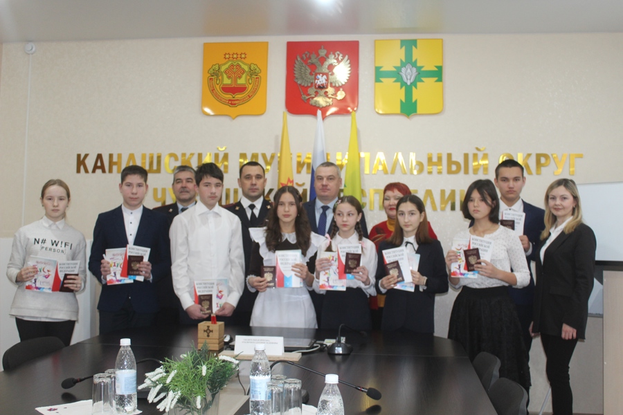 Торжественное вручение паспортов Российской Федерации юным гражданам муниципалитета