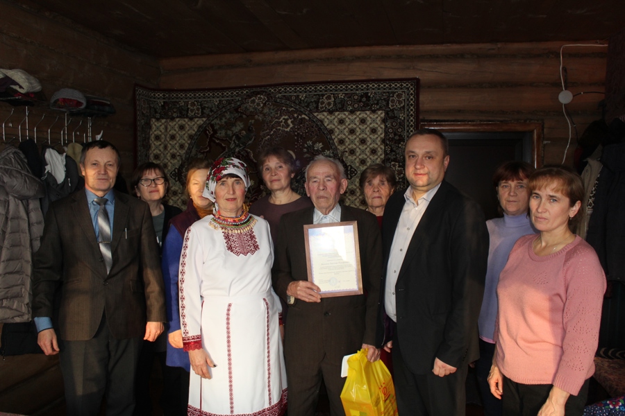 Поздравления с 90-летним юбилеем принимает житель д. Яндаши Васькин Николай Тимофеевич