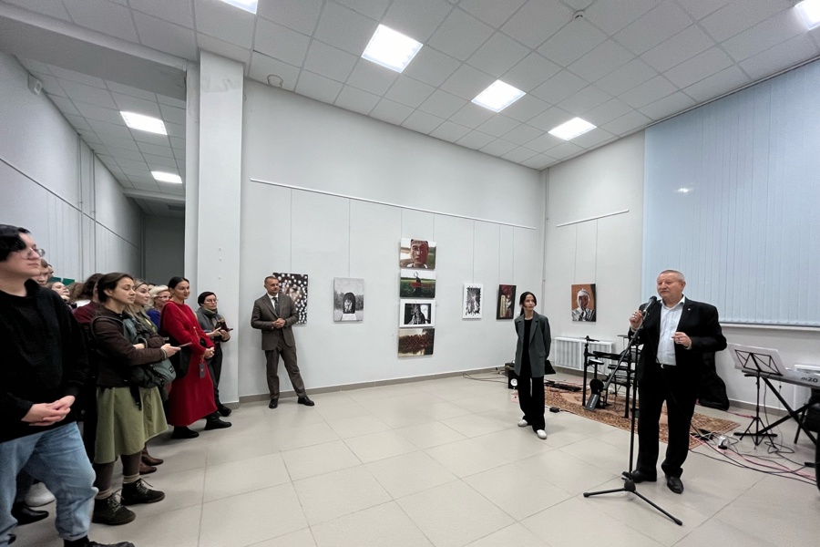 В Центре современного искусства открылась молодёжная выставка, исследующая дуальность современного художника