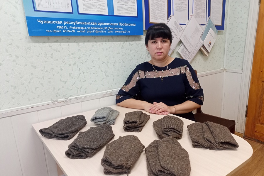 Работники Комсомольского центра связали теплые носки для СВОих