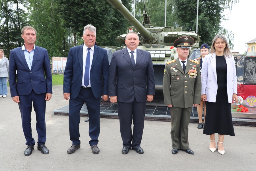 Первые кадеты Комсомольской  средней школы №2 простились со Знаменем