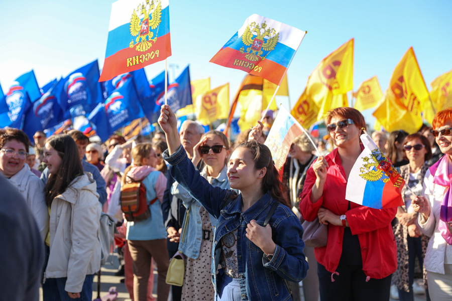 В День России Глава Чувашии Олег Николаев вручил паспорта 12 школьникам республики