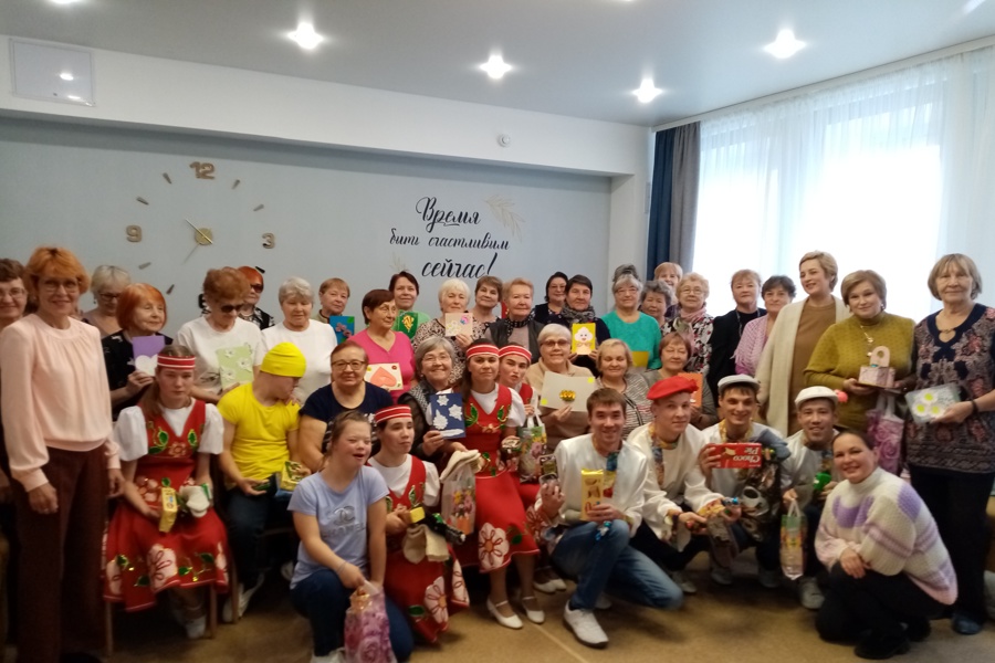 Воспитанники детского дома поздравили бабушек и дедушек с предстоящим праздником