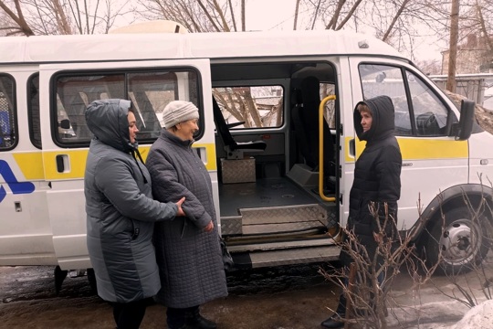 Мобильная бригада помогает пожилым добраться до медицинских учреждений