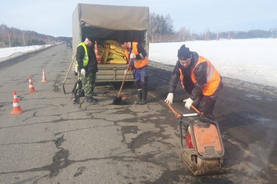 На республиканской сети приступили к активной фазе ямочного ремонта дорог