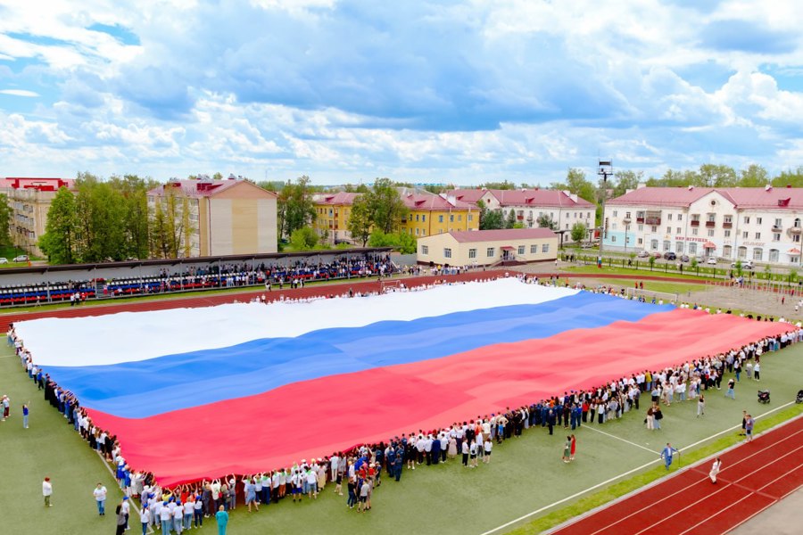 Сегодня на стадионе «Локомотив» ко Дню рождения города и с целью объединения всех жителей прошла акция по развертыванию самого большого Государственного флага Российской Федерации площадью 3 750 квадратных метров