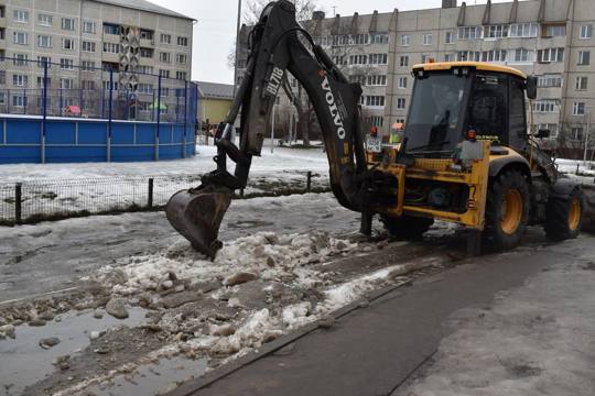 Подрядная организация ООО «ОЗОН» ведет работу по ликвидации наледи во дворовой территории микрорайона «Березка»