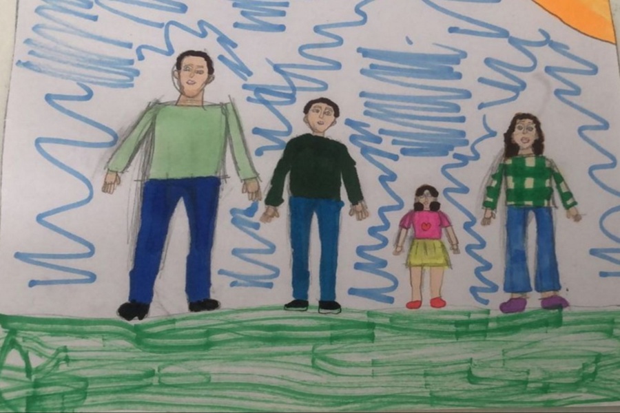 Яркие детские рисунки ко Дню семьи, любви и верности нарисовали дети из замещающих семей Шемуршинского округа.