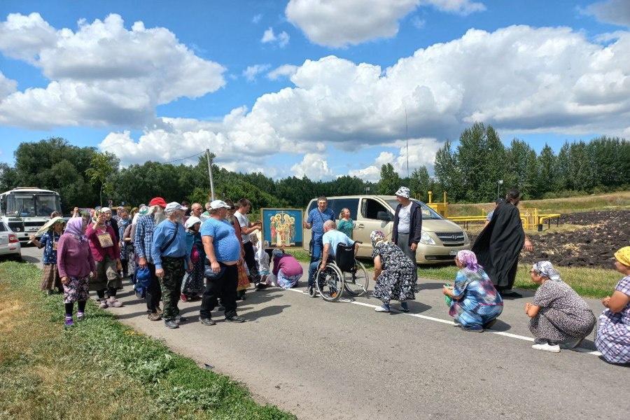 Крестный ход в храме Святой Троицы в селе Байглычево