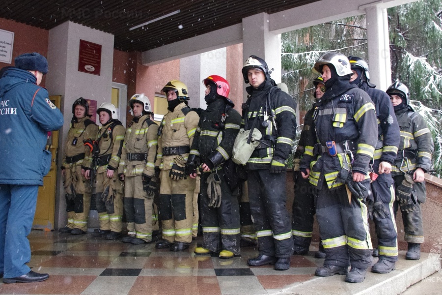 В Чебоксарах сотрудники МЧС России провели пожарно-тактические учения на здание администрации Ленинского района