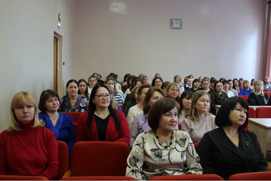 Алексей Матросов и Александр Иванов поздравили женский коллектив администрации округа с праздником весны