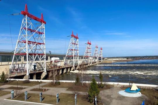 Для пропуска половодья Чебоксарская ГЭС открыла донные водосбросы