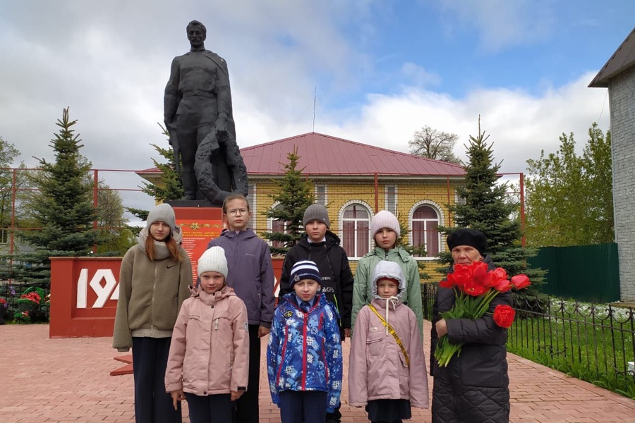 Воспитанники отделения помощи семье и детям Урмарского КЦСОН возложили цветы к памятнику Воину-Победителю
