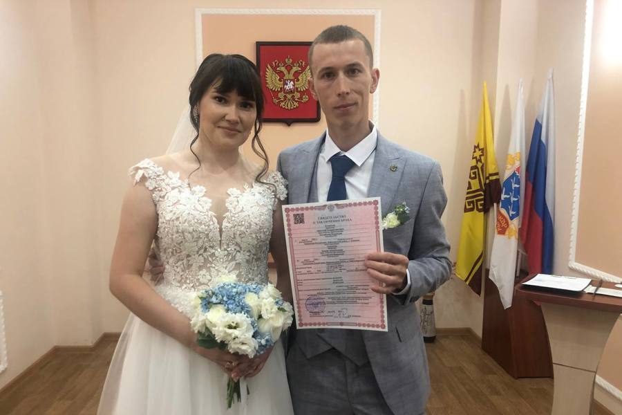 12 пар вступили в брак в Ленинском районе в счастливую дату