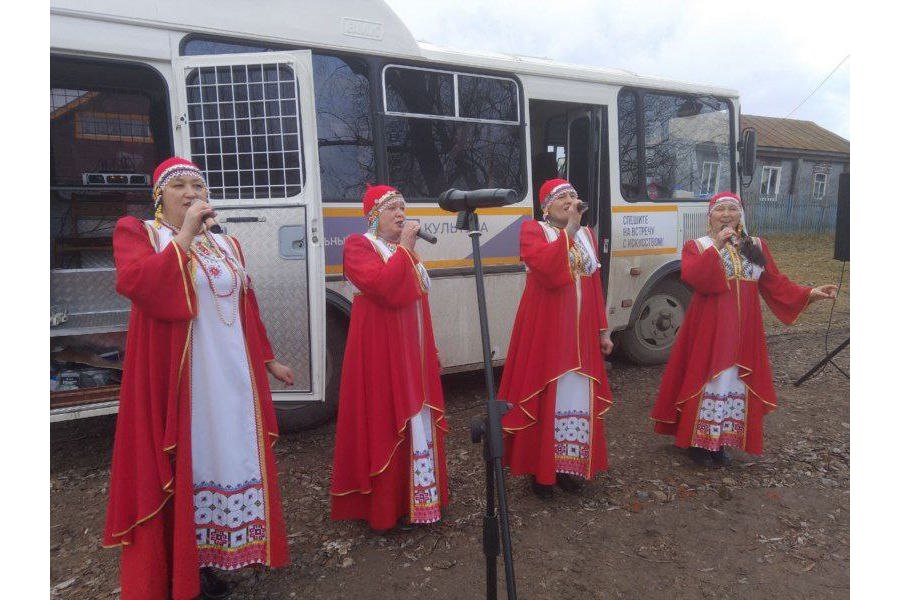 Передвижной многофункциональный культурный центр продолжает своё путешествие по Аликовскому муниципальному округу Чувашской Республики