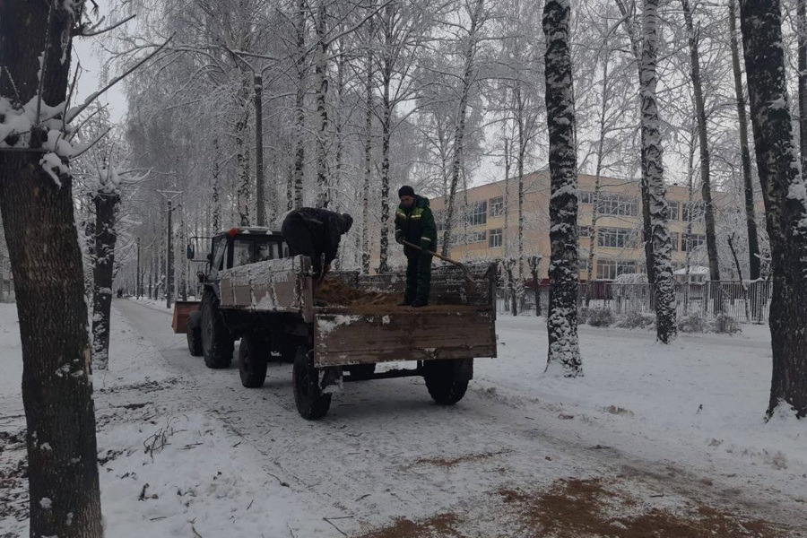 В Чебоксарах продолжается уборка территорий скверов от снега