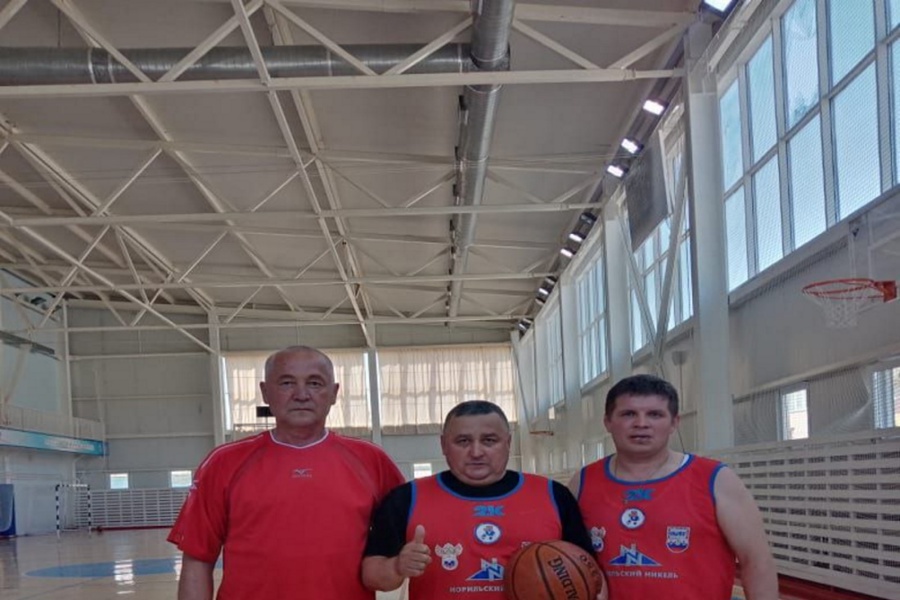 Команда администрации Шемуршинского муниципального округа завоевала первое место по баскетболу.