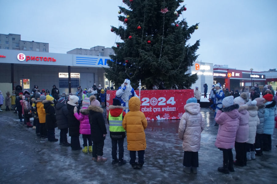 В Чебоксарах торжественно открыли главную новогоднюю ёлку Новоюжного района