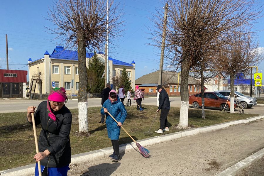 Дружным коллективом на субботник