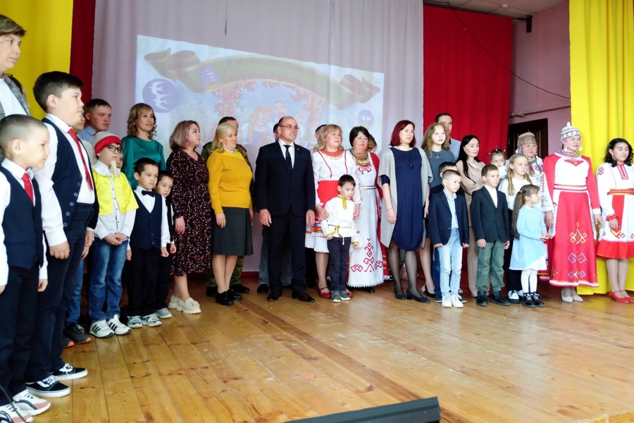 Год семьи: в Мариинско-Посадском округе прошел фестиваль «Семейным традициям жить»