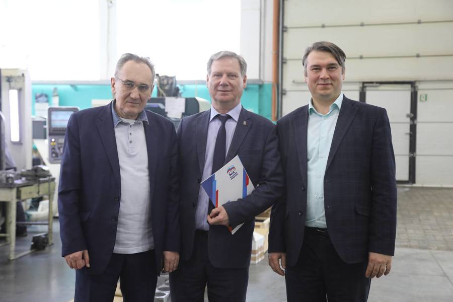 Евгений Кадышев провел встречу со специалистами Центра прототипирования инновационных разработок в области  машиностроения Чувашской Республики