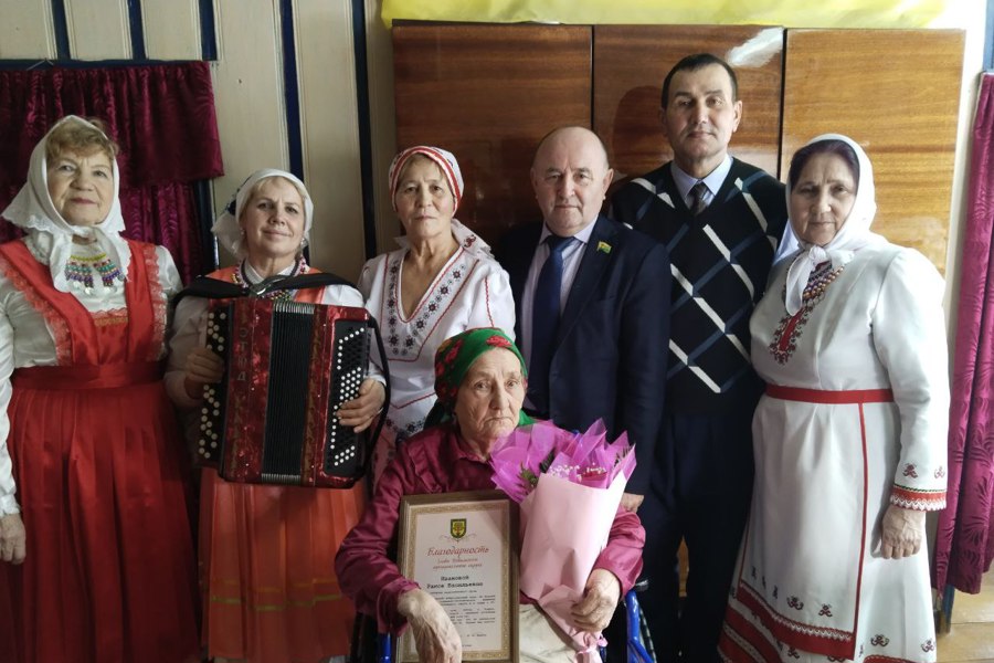 90-летний юбилей отмечает ветеран педагогического труда, жительница д. Третьи Вурманкасы  Иванова Раиса Васильевна