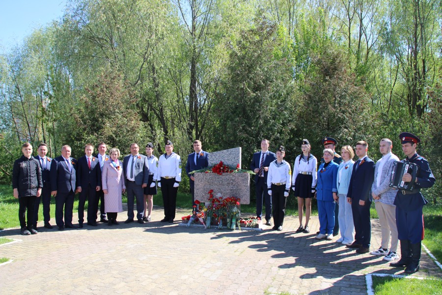 В рамках Дня Победы в Новочебоксарске официальные лица посетили памятные обелиски павшим воинам в Великой Отечественной войне