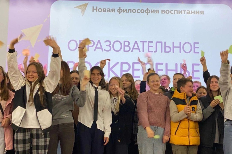 30 сентября в Доме Культуры Ядринского муниципального округа кипела активная работа. Лидеров, активистов школьного ученического самоуправления, советников директора по воспитанию, спикеров вновь объединил региональный проект «Образовательное воскресенье»