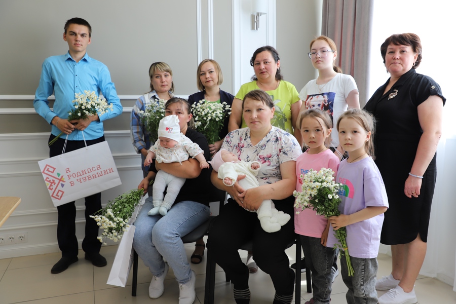 Вручение подарочного комплекта «Подарок новорожденному» семьям Яльчикского муниципального округа