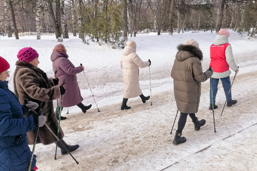 В госпитале ветеранов продолжают осваивать скандинавскую ходьбу