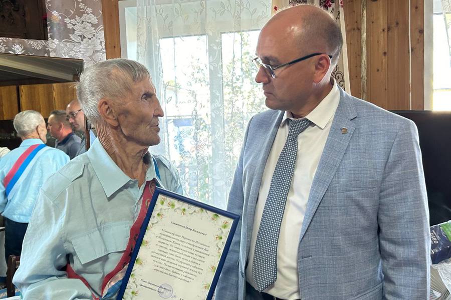 Глава Мариинско-Посадского округа поздравил с 90-летием Петра Васильевича Мельникова