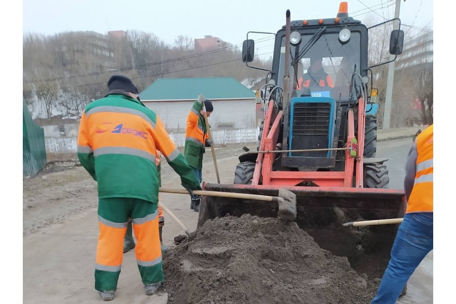 На городских улицах ведутся сезонные работы по уборке смета