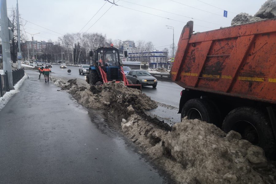 Борьба с непогодой на улицах города Чебоксары продолжается