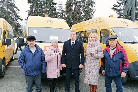 Школьный автопарк пополнился двумя новыми автобусами