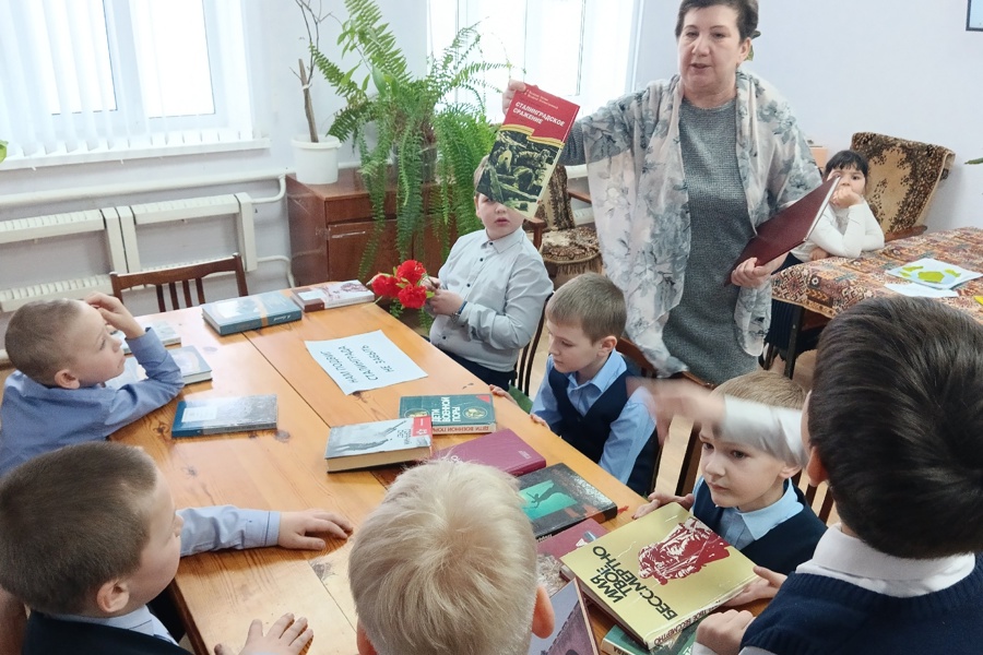 В Кирской сельской библиотеке прошел историко – патриотический час «Нам подвиг Сталинграда не забыть!»