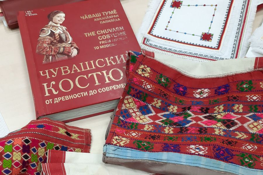 День чувашской вышивки отметили в клубе «Асамлӑ тӗрӗ» Национальной библиотеки Чувашской Республики