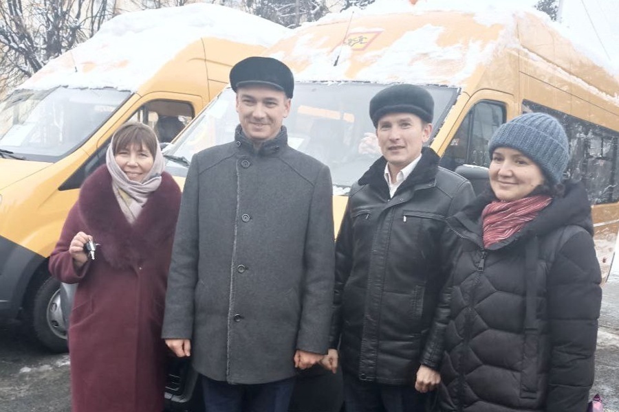 Автопарк Карамышевской средней школы пополнился новым автобусом