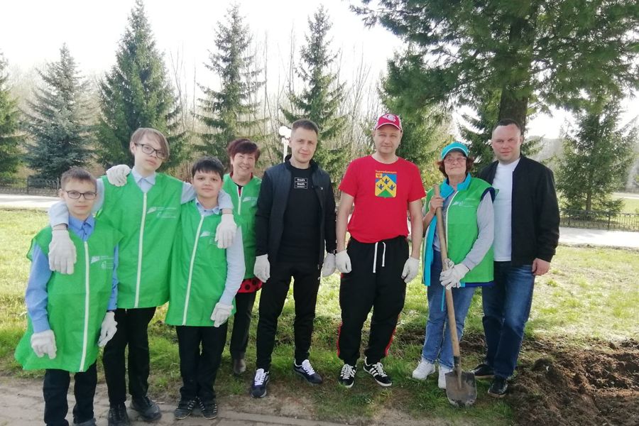 Глава города Максим Львович Семёнов поддержал инициативу новочебоксарцев-старожилов и принял участие в экологическом субботнике на Соборной площади