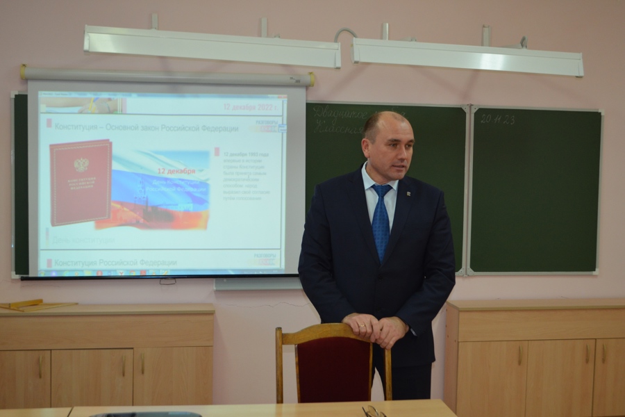 Глава Мариинско-Посадского округа Владимир Петров провел занятие «Разговоры о важном»