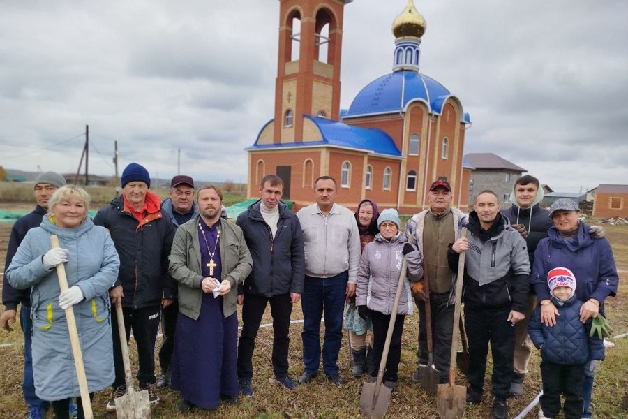 20 молодых саженцев туи украсили территорию храма Пресвятой Богородицы «Умиление»