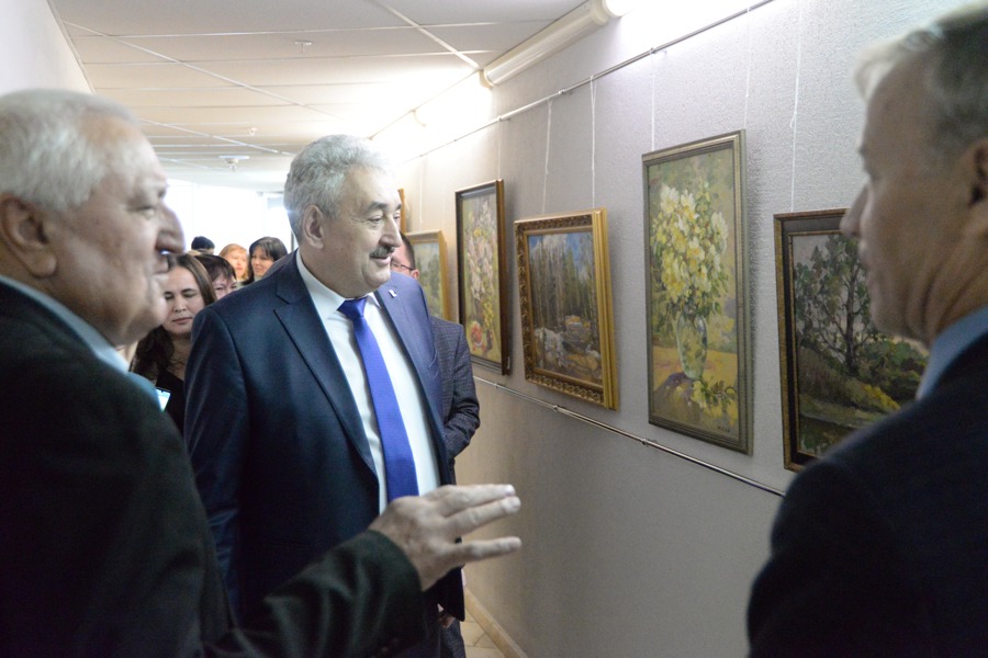 В Госсовете Чувашии открылась выставка картин «Процветай, страна родная!»