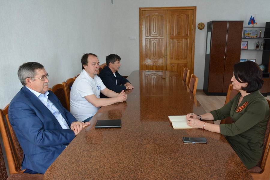Глава округа Надежда Никандрова провела встречу с руководством Вурнарского завода смесевых препаратов