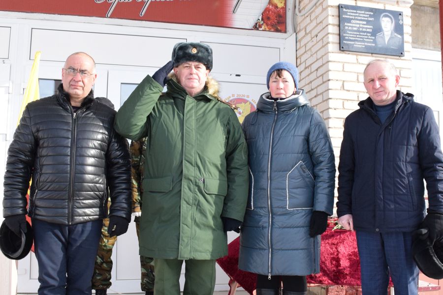 В Атнарской школе открыли мемориальную доску выпускнику - участнику СВО Александру Селянкину