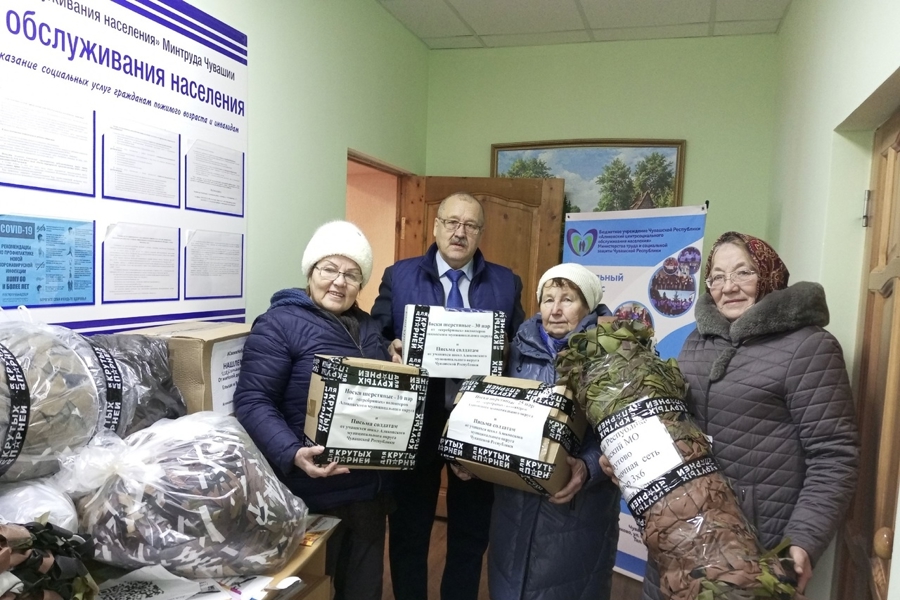 Аликовские волонтеры «серебряного» возраста принимают участие в акции «Тепло для героя»