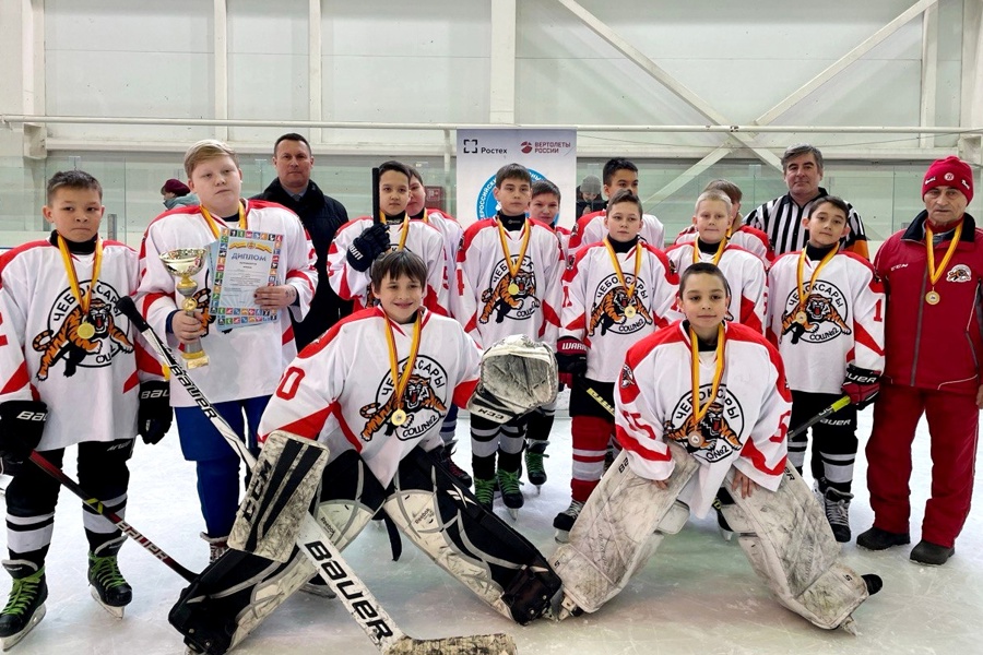 Хоккейная команда «Тигры» - победитель соревнований «Золотая шайба» среди городских команд в средней возрастной группе