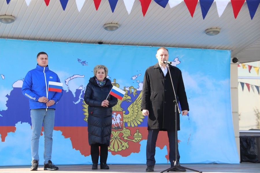 Новочебоксарк вместе со всей страной отмечает день воссоединения Крыма с Россией