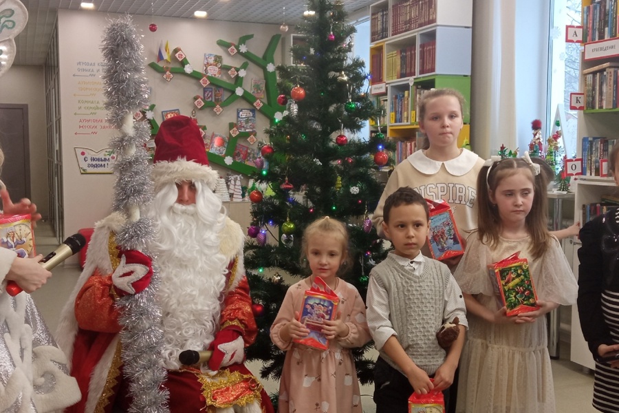 В обновленной библиотеке им. М. Трубиной организована программа «ПРОчтение на Новый год»