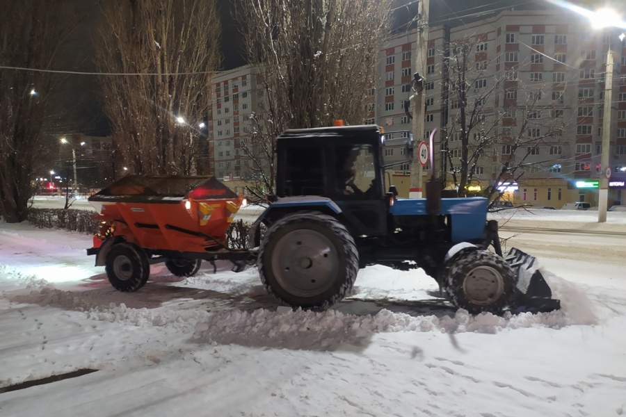 В городе продолжаются снегоуборочные работы