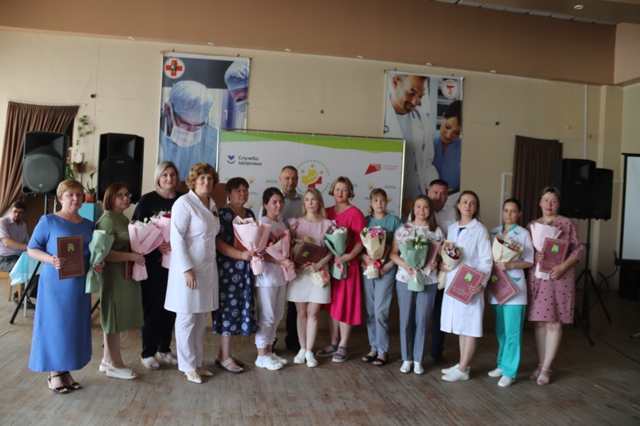 Коллектив Новочебоксарской городской больницы поздравили с предстоящим Днем медицинского работника