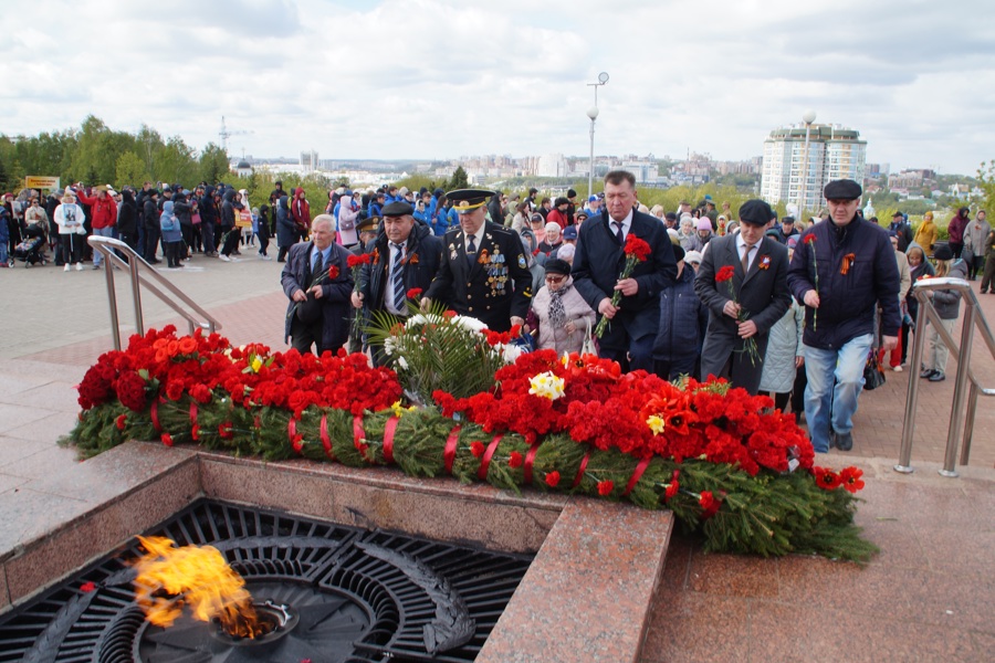 В День Победы в Чебоксарах состоялось возложение цветов к монументу Воинской Славы